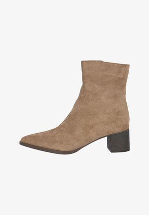 Botín de ante marrón con punta afilada, tacón acampanado y textura suave. Sutiles detalles de costura realzan el diseño.