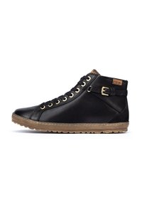 Sneaker alte in pelle nera con occhielli dorati, suola texturizzata marrone, dettagli con cinturino e fibbia, e un'etichetta del marchio Pikolinos.