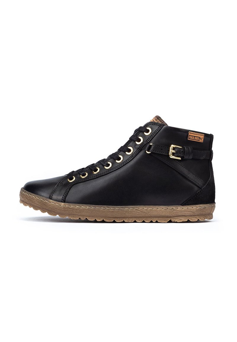 Sneaker alte in pelle nera con occhielli dorati, suola texturizzata marrone, dettagli con cinturino e fibbia, e un'etichetta del marchio Pikolinos.