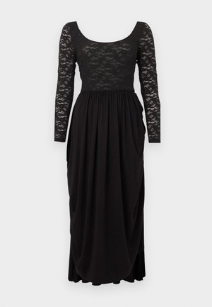 Čierne večerné šaty s dlhými rukávmi a živôtikom z čipky, výstrihom do U a nariasenou spodnicou, ktorá voľne padá.