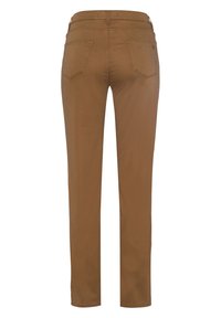 Pantalon marron à coupe ajustée, fabriqué en matière douce. Il est doté de deux poches arrière et d'une coupe droite sans éléments métalliques visibles ni motifs.