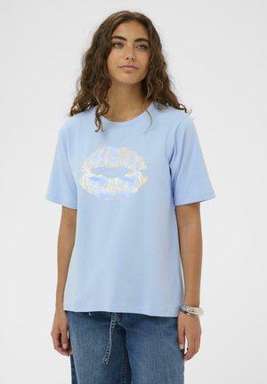 Svetlomodré bavlnené tričko s krátkymi rukávmi, s dizajnom metalického zlatého odtlačku pier na prednej strane. Neformálny strih a okrúhly výstrih.