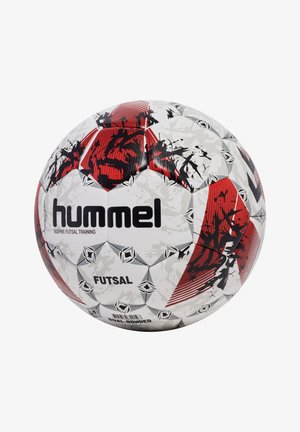 Futsalbold med en overvejende hvid overflade, der har røde og sorte abstrakte mønstre, sekskantede paneler og "hummel" branding.