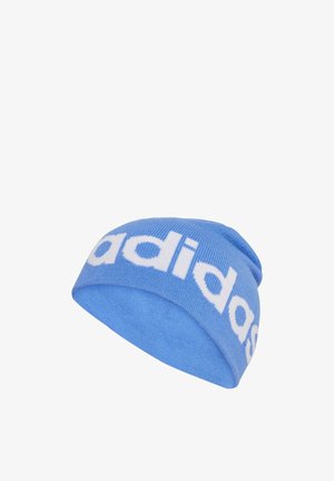 Gorro de punto azul claro con un ajuste ceñido, que presenta una banda de logo blanca destacada. Textura suave, parte superior redondeada y pequeño detalle de puño doblado.