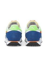 Baskets pour hommes avec une tige en daim bleu, des accents verts, un mesh blanc et une languette de talon orange. Semelle en caoutchouc notable avec un motif de traction noir.