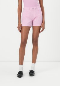 Rosa stripete denimshorts med en tettsittende design, med frontlommer og knappelukking i livet. Glatt tekstur, over kneet lengde.