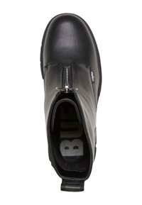 Botas de tobillo de cuero negro con punta redondeada, cremallera lateral y suela texturizada. El interior cuenta con una plantilla de marca. Acabado liso y elegante.