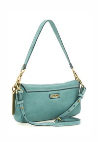 Borsa a mano in pelle turchese con una superficie liscia, accessori in tono oro, tracolla staccabile e chiusura con zip.