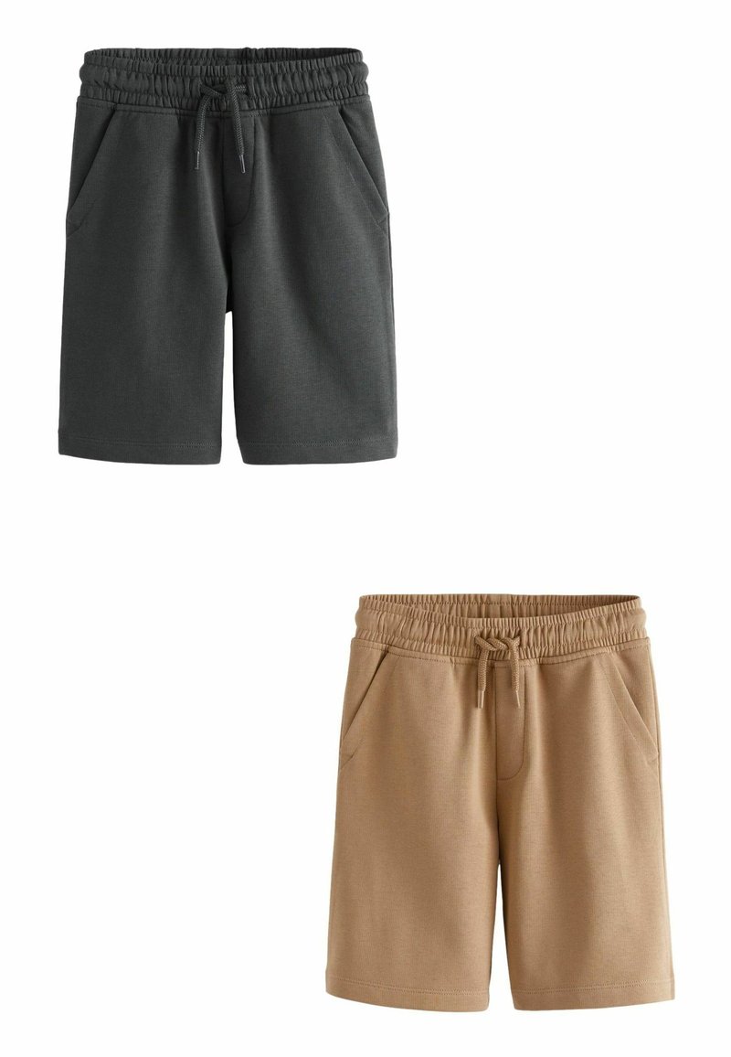 Dos pares de pantalones cortos: uno de color gris oscuro y otro marrón claro. Ambos cuentan con una cintura elástica con cordón y bolsillos laterales.