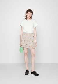AllSaints KASA MOMO SKIRT - Calções - yellow