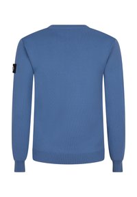 Blauer gestrickter Pullover mit langen Ärmeln, rundem Halsausschnitt, gerippten Bündchen und einem kleinen schwarzen Logo-Patch am linken Ärmel.
