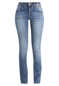 Pantalones vaqueros azul denim de corte slim, con una cintura de altura media, detalles desgastados, diseño bordado en el bolsillo frontal y perneras rectas.