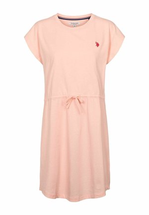 Rozā kokvilnas kleita ar īsām piedurknēm, savilktām jostā ar auklu un mazu izšūtu logo uz krūšu.