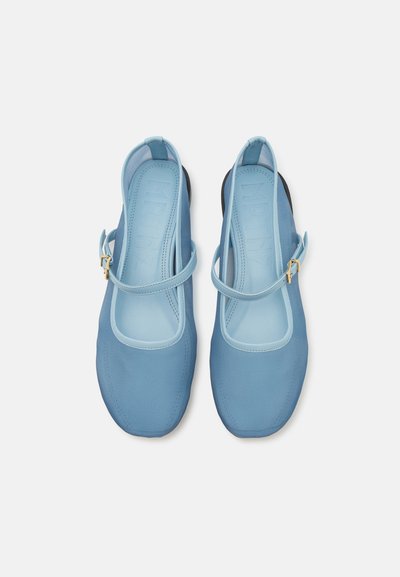Sapatos azuis, planos, estilo Mary Jane, feitos de material flexível, com uma biqueira arredondada e uma tira com uma fivela dourada. Textura suave.