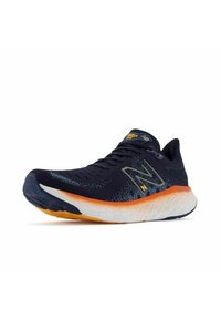 Navy-Laufschuh mit atmungsaktivem Mesh-Obermaterial, reflektierenden Akzenten, orangefarbener Zwischensohle und strukturiertem Gummi-Außensohle für Traktion.