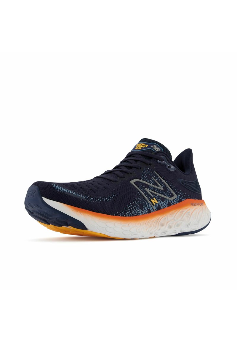 Zapatilla de running en color navy con parte superior de malla transpirable, acentos reflectantes, entresuela naranja y suela de goma texturizada para tracción.