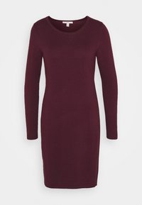 Burgundy långärmad klänning i stickad tyg, med rund halsringning och en smal, figurnära silhuett med rak fåll.
