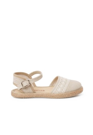 Sandale espadrille beige avec semelle en jute tressée, dessus en dentelle crochetée et bride cheville ajustable avec boucle en métal.