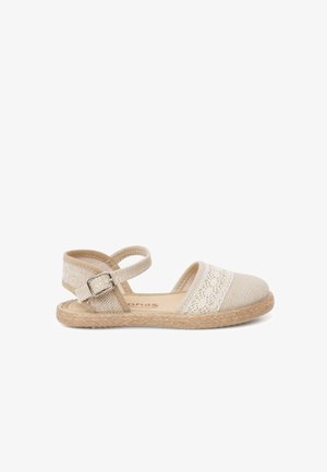 Beige espadrille sandaal met gevlochten jute zool, bovenwerk van gehaakte kant en verstelbare enkelriem met metalen gesp.
