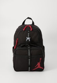 Fekete hátizsák tartós anyagból, piros cipzárhúzókkal, egy elülső zsebbel és egy nagy piros Jumpman logóval az oldalon. Állítható pántokkal rendelkezik.
