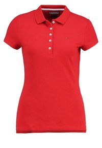 Röd polo skjorta i bomull, med klassisk krage, korta ärmar, femknapps knappslå och liten logotypdetalj på bröstet.