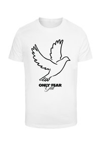 Hvit bomull T-skjorte med en svart kontur av en fugl i flukt over teksten "ONLY FEAR God" i fet skrift og kursiv.