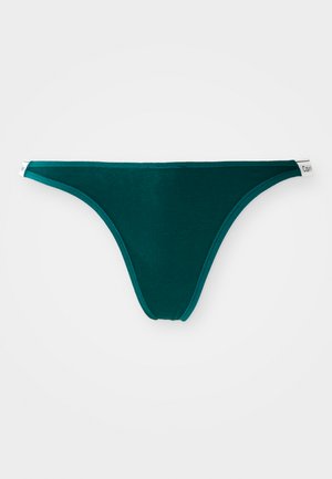 Groene katoenen string met een gladde textuur, een low-rise ontwerp en een elastische tailleband met een merketiket aan de achterkant.