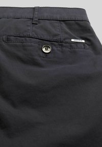 Pantalons noirs en tissu lisse, dotés d'une poche arrière avec un bouton en métal argenté et d'une petite étiquette MEYER à la taille.