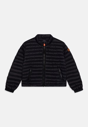 Giubbotto puffer nero con colletto alto, chiusura a zip frontale e polsini elasticizzati. Presenta un motivo a quadri orizzontali e due tasche laterali con zip.