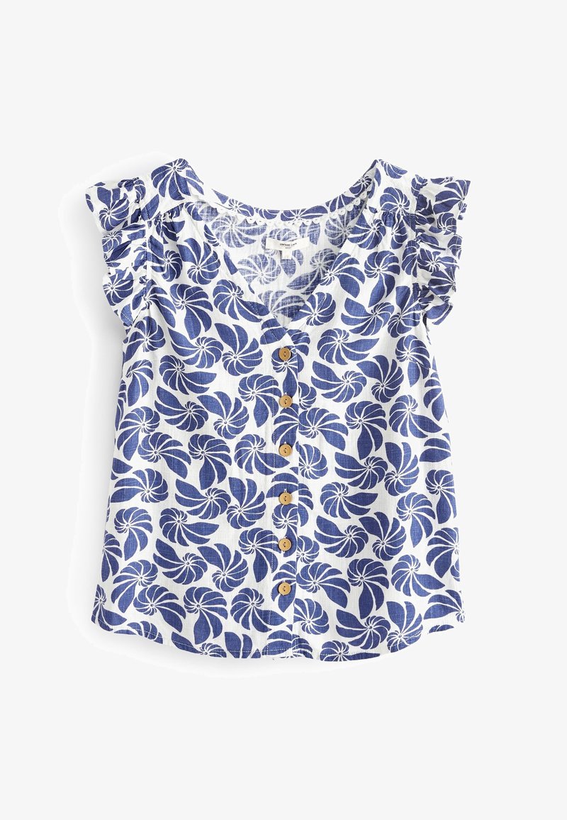Blouse blanche à manches courtes avec motif floral bleu en spirale, boutons en bois sur le devant et manches à volants.