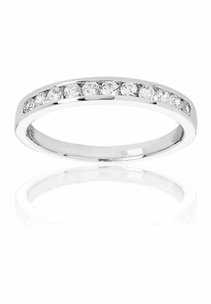 Ring aus Weißgold mit einem geraden, polierten Band, das auf der Oberseite eine Reihe von zehn runden Zirkonia-Steinen eingearbeitet hat.