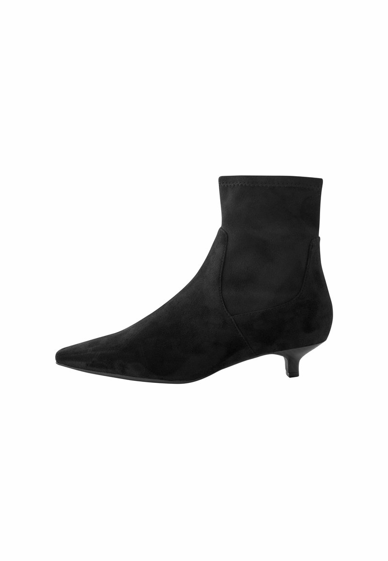 Bottine en daim noir avec bout pointu et petit talon kitten, texture lisse et détails sur le panneau latéral.
