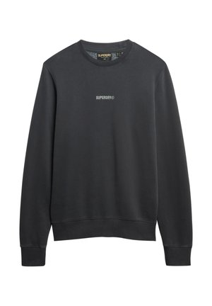Sweatshirt à col rond gris foncé, avec des poignets et un ourlet côtelés, arborant un petit logo blanc "SUPERDRY" sur la poitrine. Texture douce.