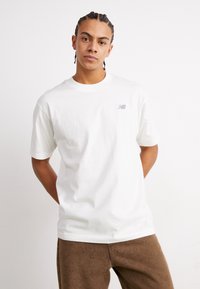 New Balance - SPORT ESSENTIALS SMALL LOGO  - T-shirts basic - white Miniaturebillede 1