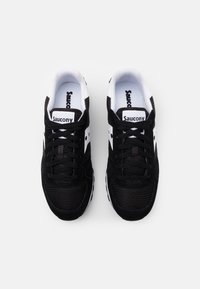 Svarte treningsko med en teksturert overdel, mesh- og semsket skinnmaterialer, hvite detaljer og svarte lisser. "Saucony"-merke på tungen.