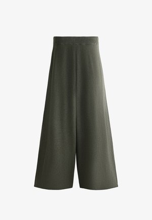 Široke culotte hlače temno zelene barve z gladkim teksturo, z rebrastim pasom in navpičnimi gubami ob straneh.