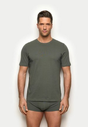 Dunkelgrünes Baumwoll-T-Shirt und passende Unterhosen. Das T-Shirt ist kurzärmelig mit rundem Ausschnitt; figurbetonter Stil mit glatter Textur.