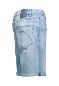 Lichtblauwe denimshorts met opgerolde boorden, achter- en zijzakken en een donker merklabel op de achterste tailleband.
