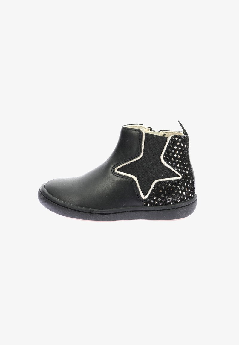 Bottine en cuir noir avec un design d'étoile sur le côté. Elle présente un motif étoile texturé en noir et des coutures blanches. Fermeture éclair sur le côté.