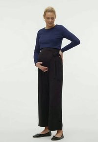 Conjunto de maternidade consisting of a blue top de manga longa and calças largas pretas com um detalhe de atar na cintura, feito de um tecido macio e elástico.