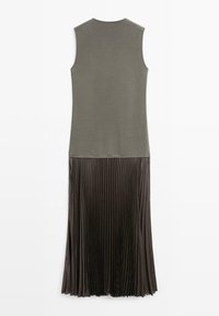 Ärmelloses Kleid mit einem enganliegenden olivgrünen Oberteil und einem plissierten dunkelbraunen Rock, der weiche Texturen und eine lange, fließende Silhouette bietet.