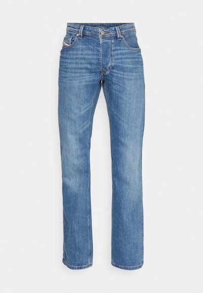 Jean en denim droit bleu avec bouton et fermeture éclair à l'avant, cinq poches et subtils détails délavés.
