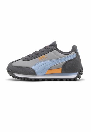 Grå og blå sportssneaker med ruskindsdetaljer, orange stribe, sort sål og "Puma Easy Rider"-mærkat på siden.