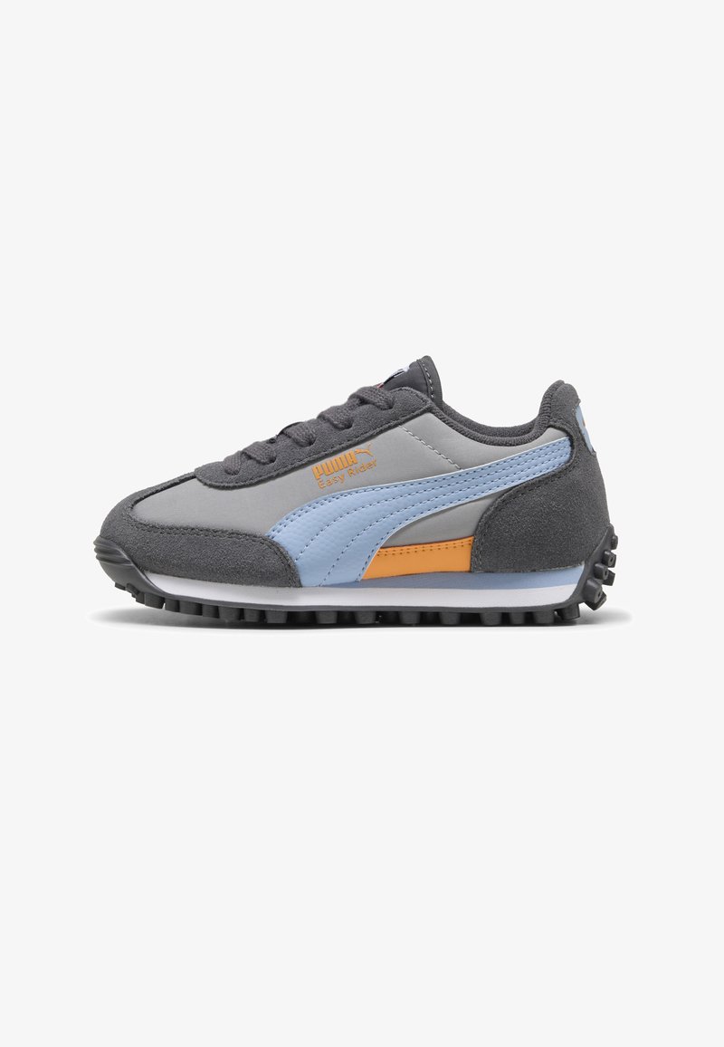 Basket de sport grise et bleue avec des empiècements en suédine, un détail de bande orange, une semelle noire et une étiquette "Puma Easy Rider" sur le côté.