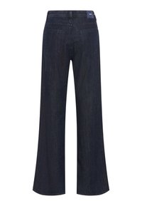 Tmavě modré široké denimové džíny s dvěma zadními kapsami a malou značkovou nášivkou na pase.