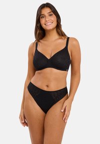 Ensemble de lingerie noire comprenant un soutien-gorge à motifs avec des bonnets en tissu doux et des bretelles réglables, associé à une culotte taille haute assortie.