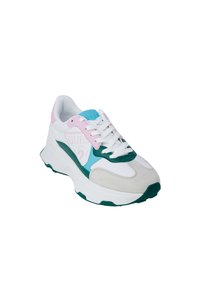 Sneaker bianco con accenti turchesi, rosa e grigi. Presenta una tomaia testurizzata, una suola bianca spessa e un logo prominente sul lato.