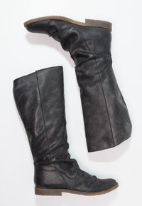 Botas de cuero negras hasta la rodilla con una textura suave, diseño ligeramente caído, suela de goma plana y un simple detalle de costura.