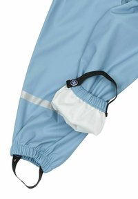 Manche de veste imperméable bleu clair avec des poignets élastiques ; dotée d'une doublure intérieure blanche et d'une sangle noire réglable avec un bouton.