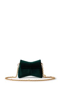 Borsa a mano in velluto verde a forma di fiocco, con una tracolla in metallo dorato e dettagli cuciti sul fronte. Texture liscia e design elegante.